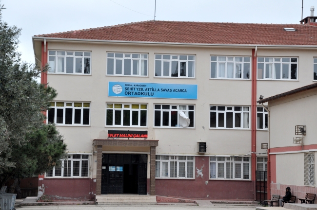 Öfkeli veli kızının saçı çekildi diye okulu bastı!
