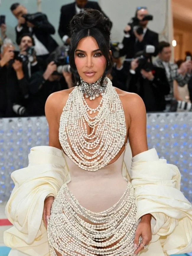 Kim Kardashian'ın elbisesini yapmak için 50 bin inci kullanıldı