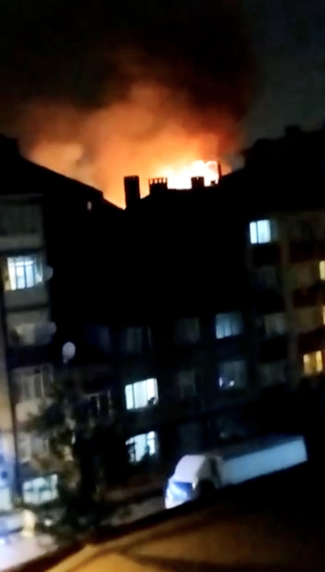 Bursa'da 5 katlı apartmanın çatı katı yandı