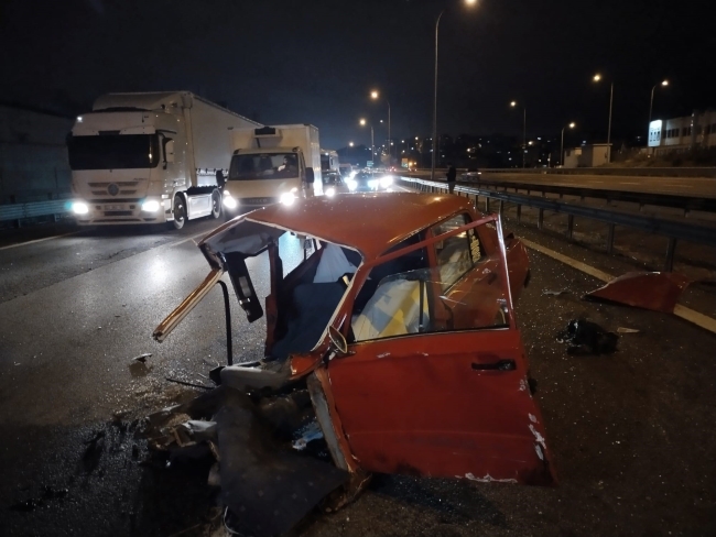 TEM'de feci kaza! Araç ikiye bölündü