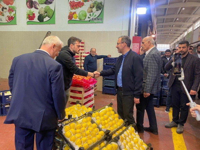 Bakan Kasapoğlu, İzmir Meyve ve Sebze Hali'ni ziyaret etti