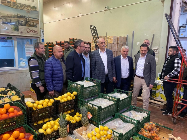 Bakan Kasapoğlu, İzmir Meyve ve Sebze Hali'ni ziyaret etti