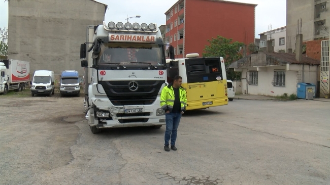 İETT otobüsü ile kamyonla çarpıştı