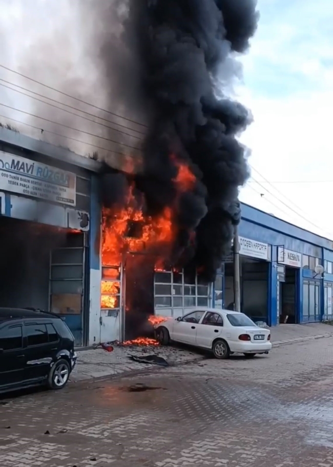 Bursa'da korkutan yangın!  Araçlara sıçradı
