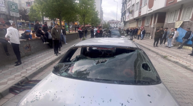 Otomobili parçalayıp bıçakla dehşet saçtılar: 2 yaralı
