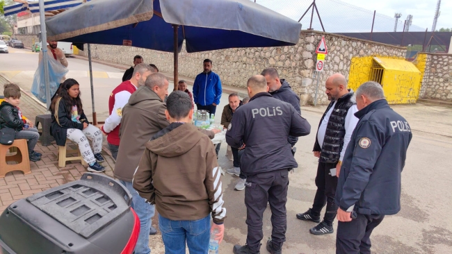 Taraftarın arasına yorgun mermi düştü