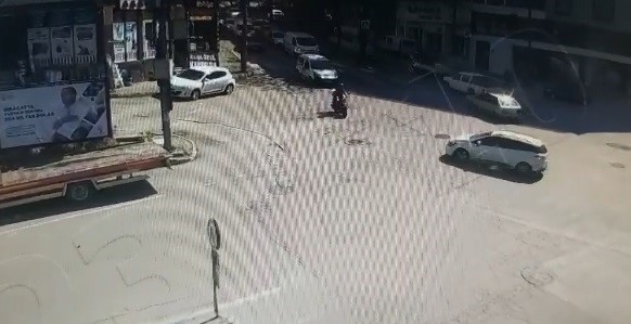 Bursa'da otomobilin altında kalmaktan son anda kurtuldu