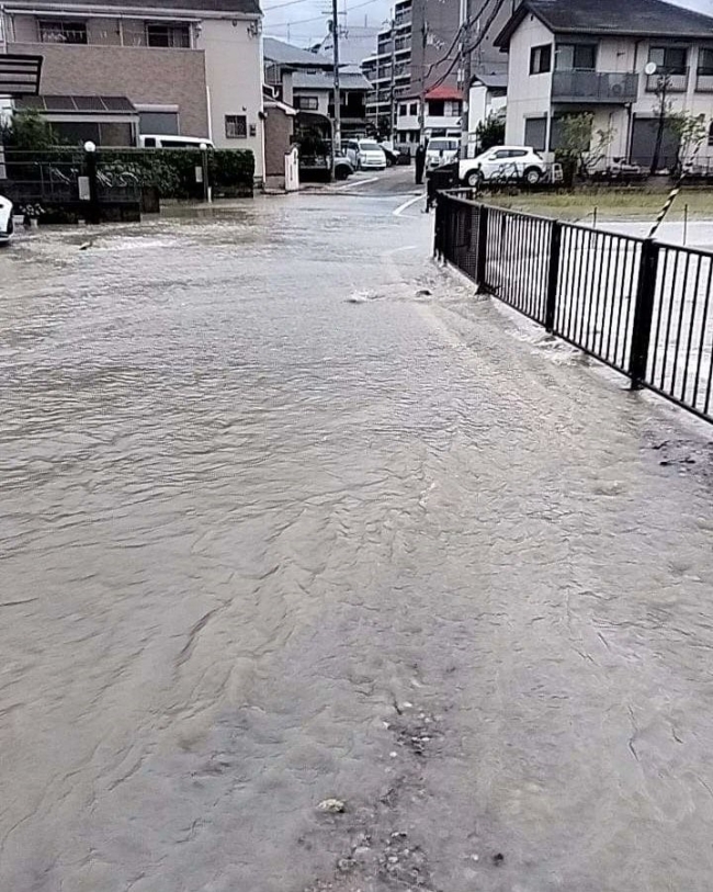 Japonya'da nehirdeki set çöktü! Ev ve araçlar hasar gördü