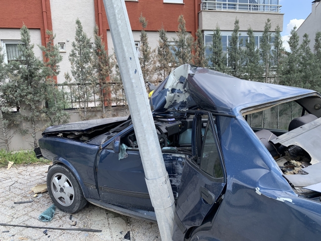 Eskişehir’de otomobil ağaca ve direğe çarptı