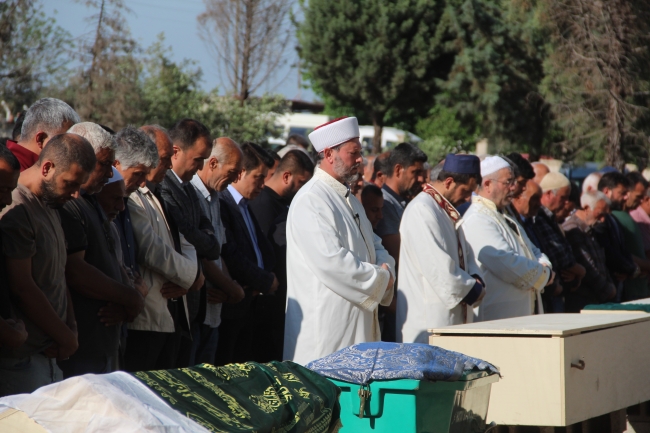 Hatay'daki faciada ölen 7 kişi yan yana defnedildi