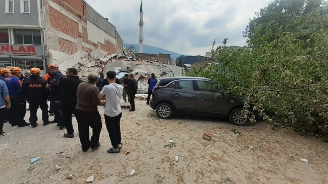 Bursa'da 4 katlı bina çöktü