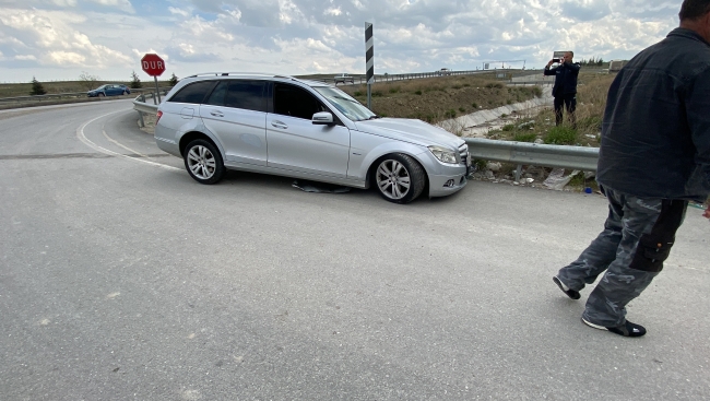 Konya'da otomobil bariyerlere çarptı