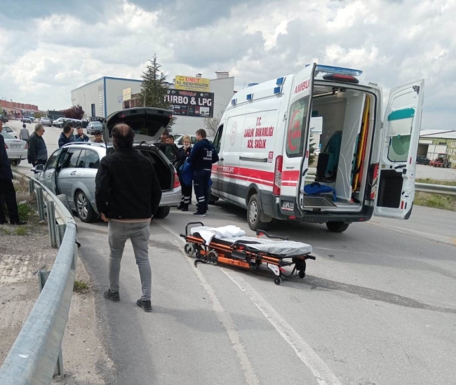 Konya'da otomobil bariyerlere çarptı