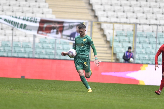 Bursaspor'da 3 futbolcunun sözleşmesi yenilendi