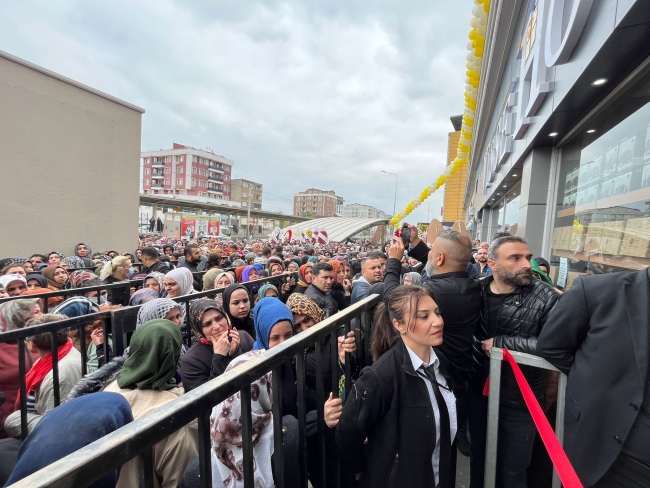 Miting değil indirim kalabalığı