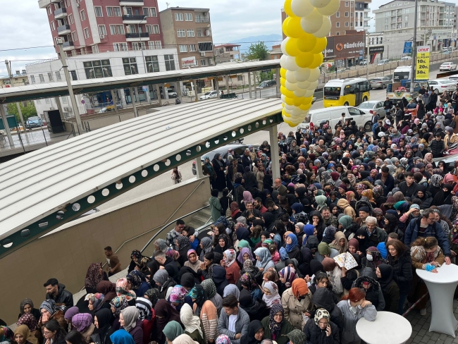 Miting değil indirim kalabalığı