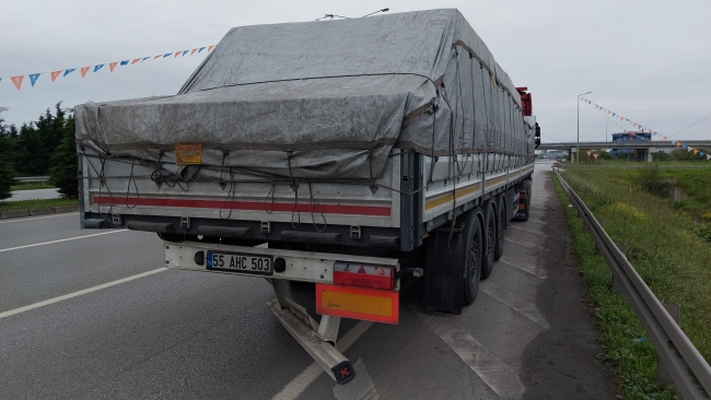 Samsun'da Tıra Çarpan Otomobildeki 4 Kişi Yaralandı