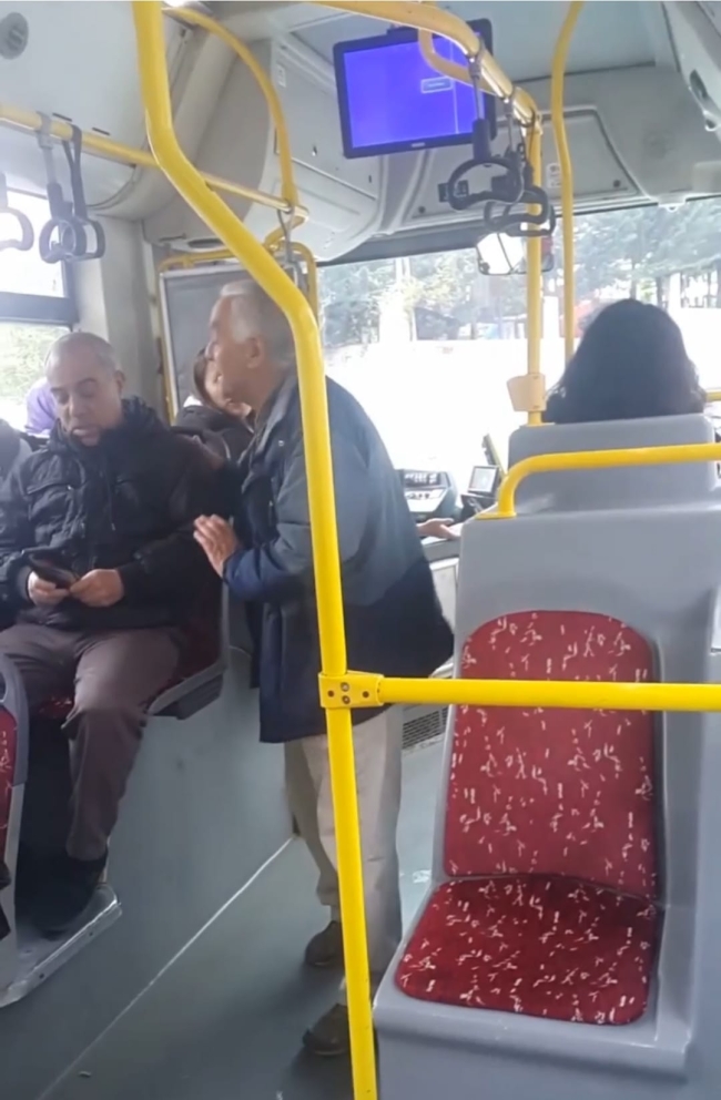 Yolcu ile tartışan İETT şoförü kontak kapattı