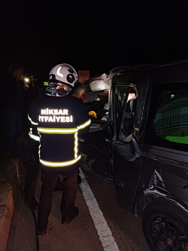 Tokat'ta kamyonla hafif ticari araç çarpıştı: 1 ölü