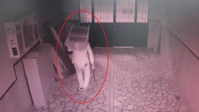 Ağır hasarlı binaya girip kombi çaldılar