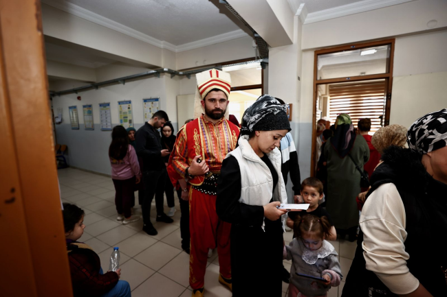 Oyunu kullanmaya yeniçeri kıyafeti ve atla geldi