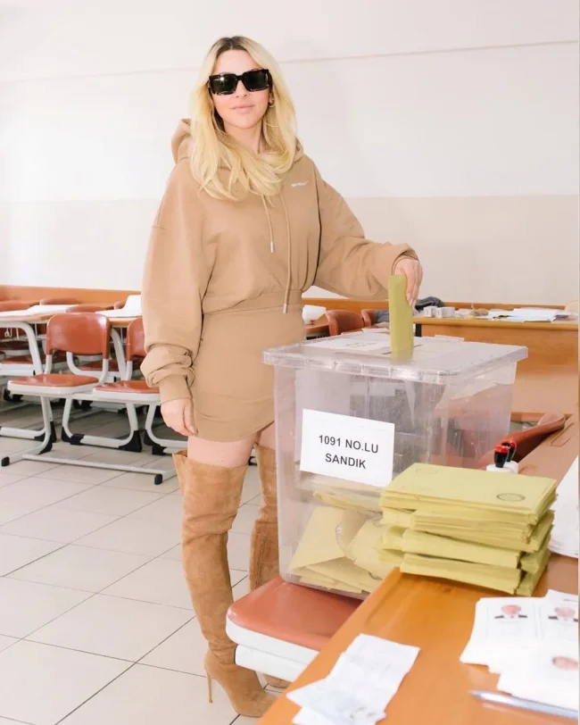 Ünlü isimler oy kullandı!