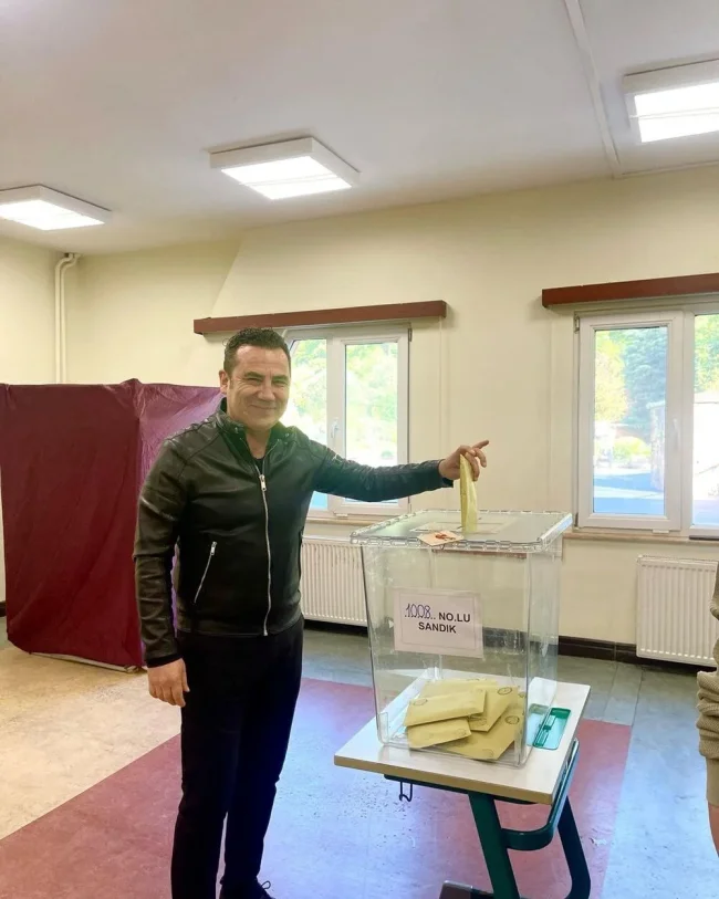 Ünlü isimler oy kullandı!