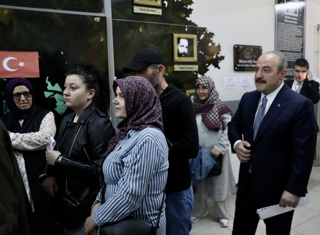 Bakan Varank Bursa'da sandığa gitti