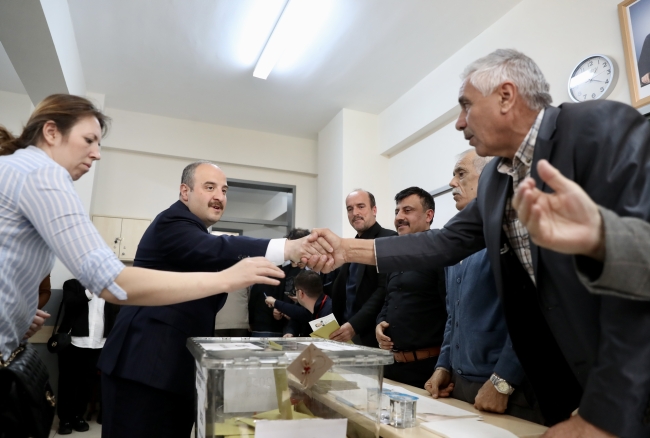 Bakan Varank Bursa'da sandığa gitti