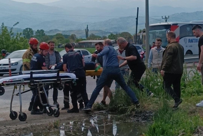 Bursa'da oy kullanmaya giden ailenin aracı tarlaya uçtu!