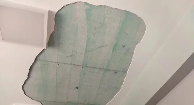 Oy kullanımı sırasında tavandan sıva parçaları düştü!