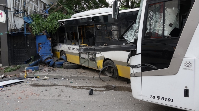 Bursa'da servis otobüsüyle halk otobüsü çarpıştı!