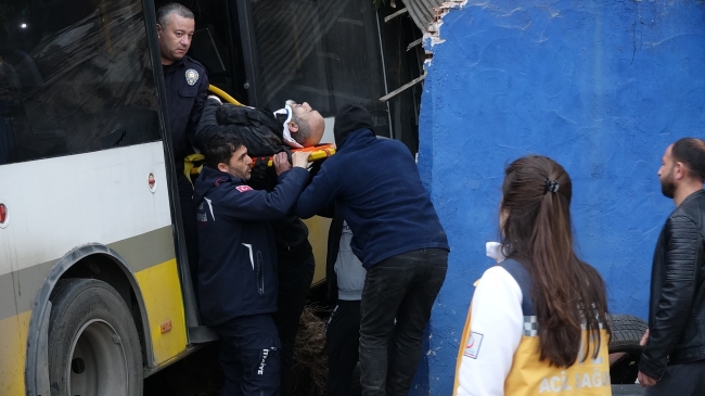 Bursa'da servis otobüsüyle halk otobüsü çarpıştı!