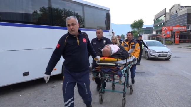 Bursa'da servis otobüsüyle halk otobüsü çarpıştı!