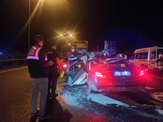 İzmir’de feci kaza! Otomobil TIR'a ok gibi saplandı