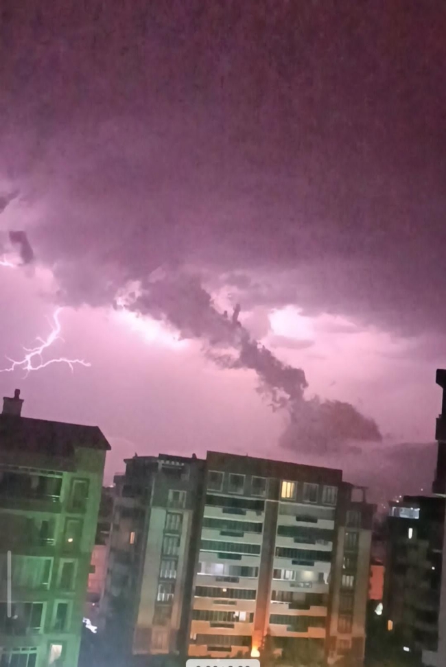 Bursa'da şimşekler geceyi aydınlattı