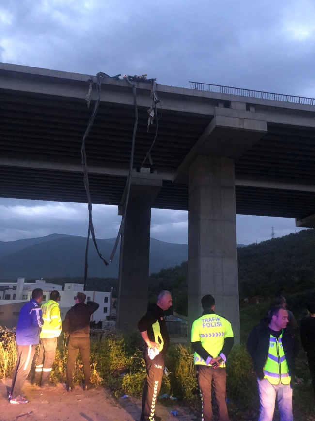 Bursa'da feci kaza! TIR dere yatağına düştü: 1 ölü