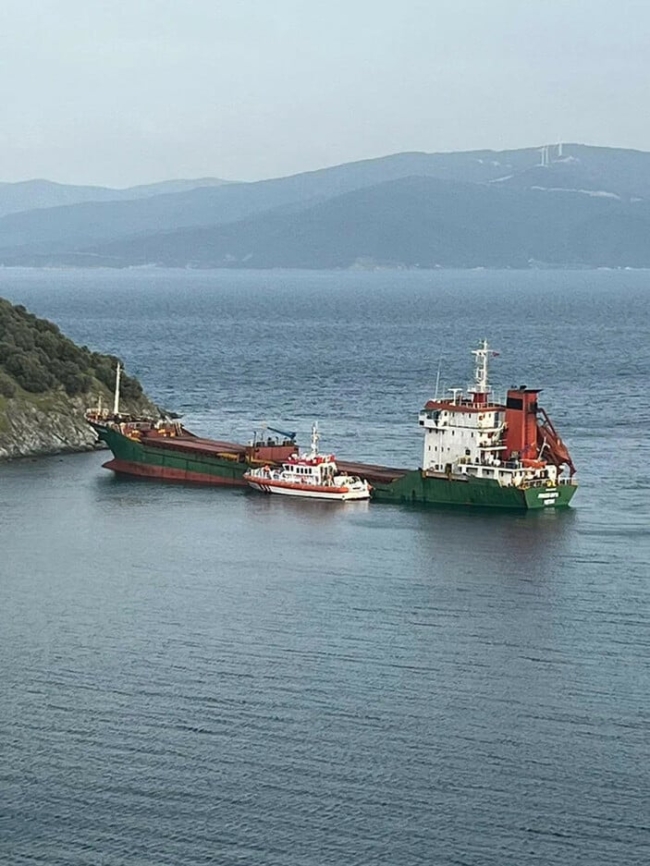 Marmara Adası'nda karaya oturan gemi kurtarıldı
