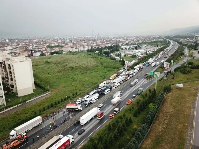 TEM'de kamyon devrildi: Ankara yönü ulaşıma kapandı