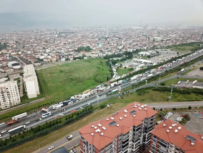TEM'de kamyon devrildi: Ankara yönü ulaşıma kapandı