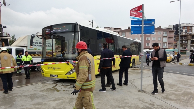 İETT otobüsüyle TIR çarpıştı: 5 yaralı