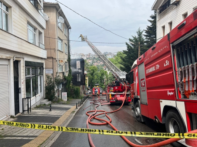 İstanbul'da ahşap bina yanarak kül oldu