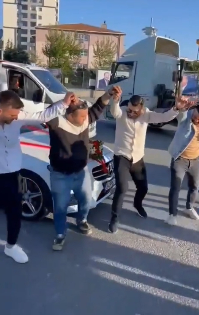 Trafikte TIR'ı yol ortasına bırakıp horona katıldı 