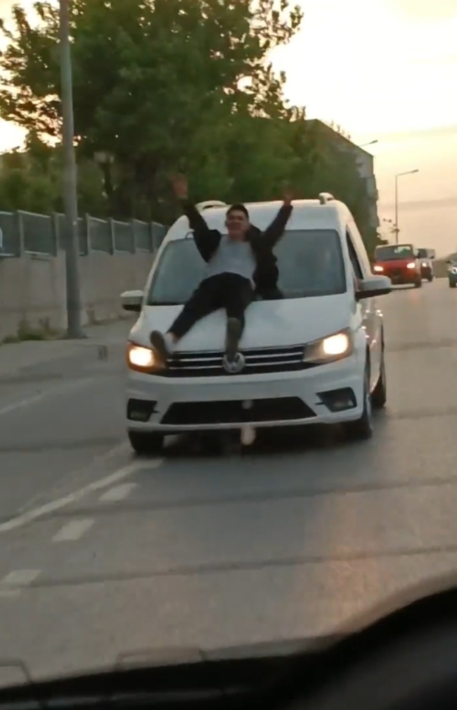 Trafikte TIR'ı yol ortasına bırakıp horona katıldı 