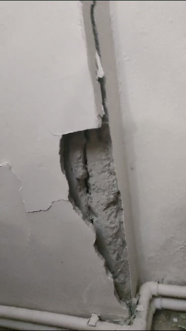 Kolonunda çatlak oluşan apartman tahliye edildi
