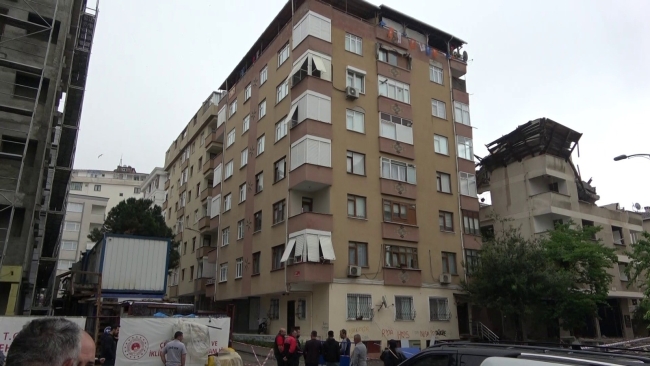 Kolonunda çatlak oluşan apartman tahliye edildi