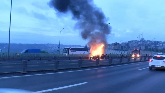 Haliç Köprüsü'nde otomobil alev alev yandı