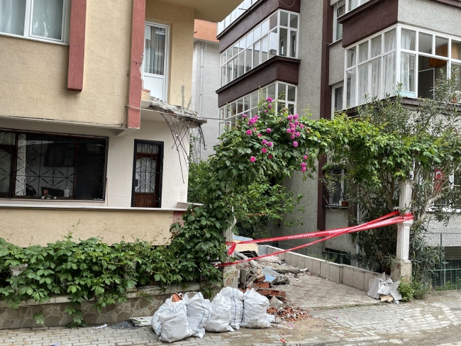 Balkonu çöken 36 yıllık bina tahliye edildi