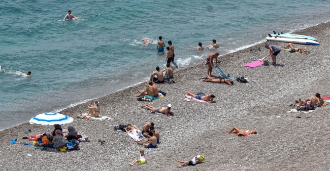 Antalya'da sahillerde bayram yoğunluğu
