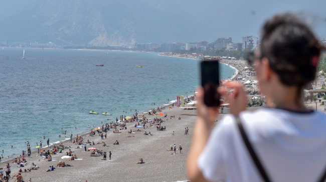 Antalya'da sahillerde bayram yoğunluğu